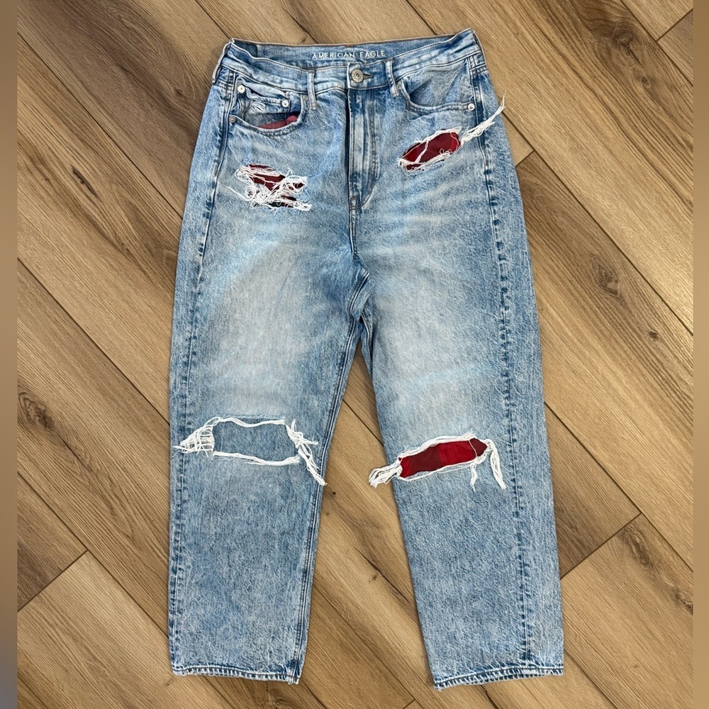 American Eagle Distressed Mom jeans Size 12 Light Wash Ripped Denim Red Detail